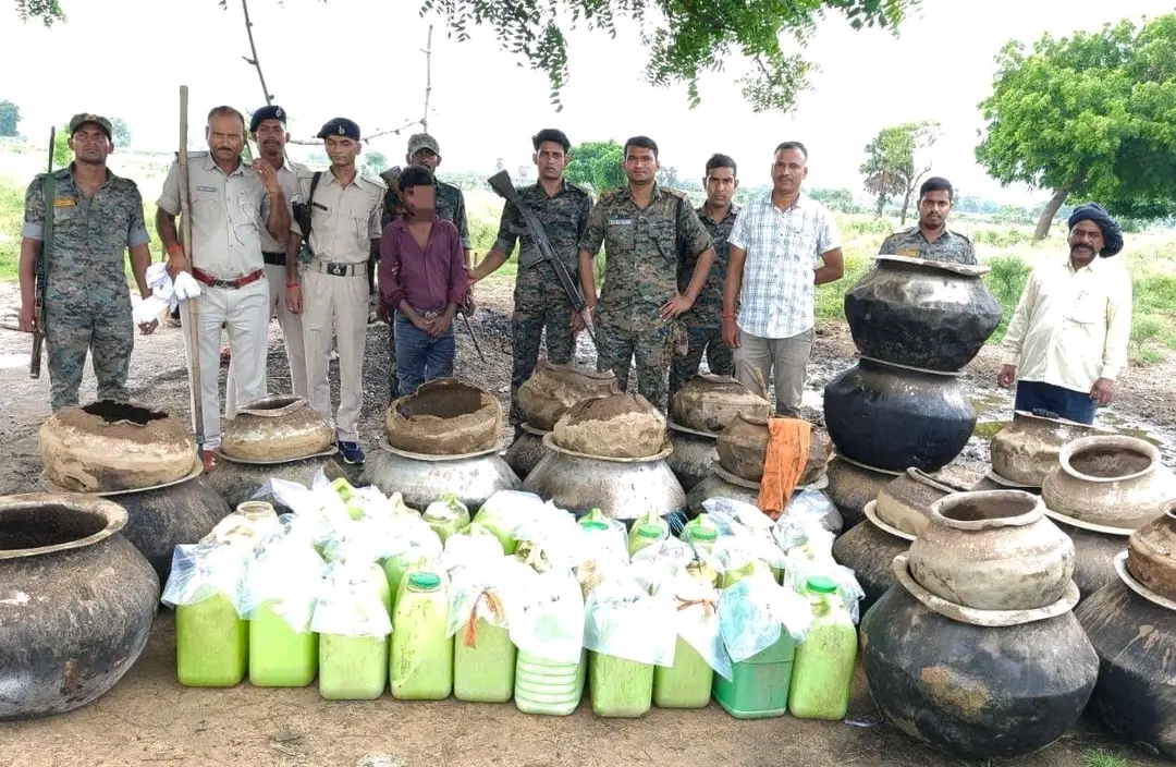 सोन दियारा में पुलिस ने छापेमारी अभियान चलाकर 17 शराब भट्टियों को ध्वस्त कर शराब निर्माण सामग्री किया जप्त